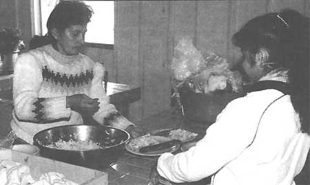 Doña Lilia & student nurse prepare a meal in the Casa Grande